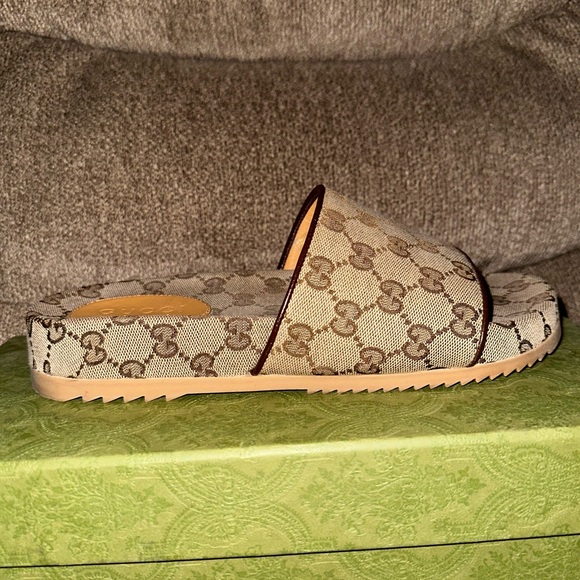 Gucci
Leather mules & clogs
8 US - Picture 2 of 5